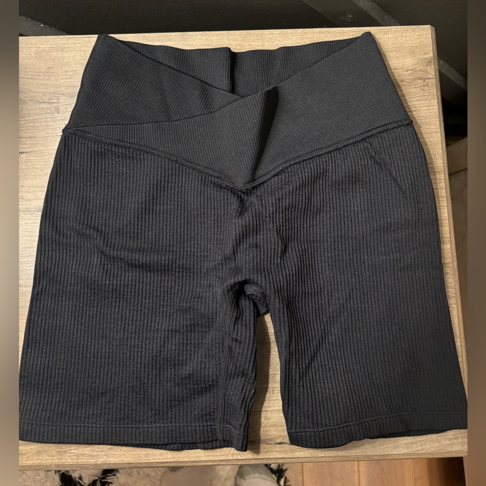 Women’s Colsie ribbed biker shorts with V waistline. Size M!
